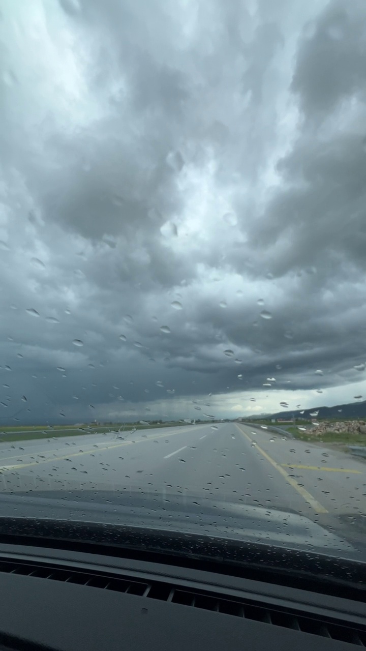 高速公路司机POV通过雨点汽车挡风玻璃在暴雨视频素材