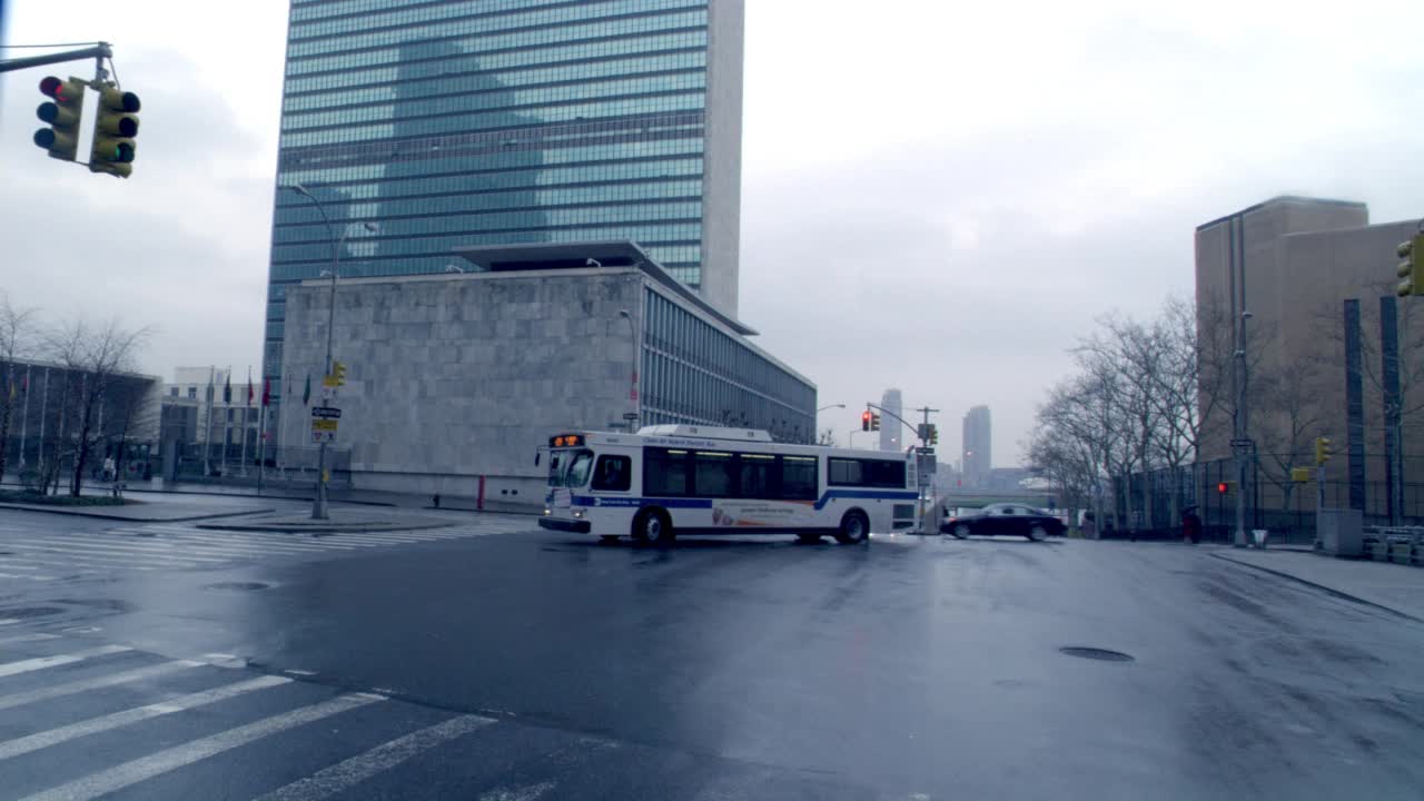 纽约联合国总部大楼前的街道，广角行驶。纽约阴雨天的街道。小汽车，公共汽车，越野车，轻车。视频素材