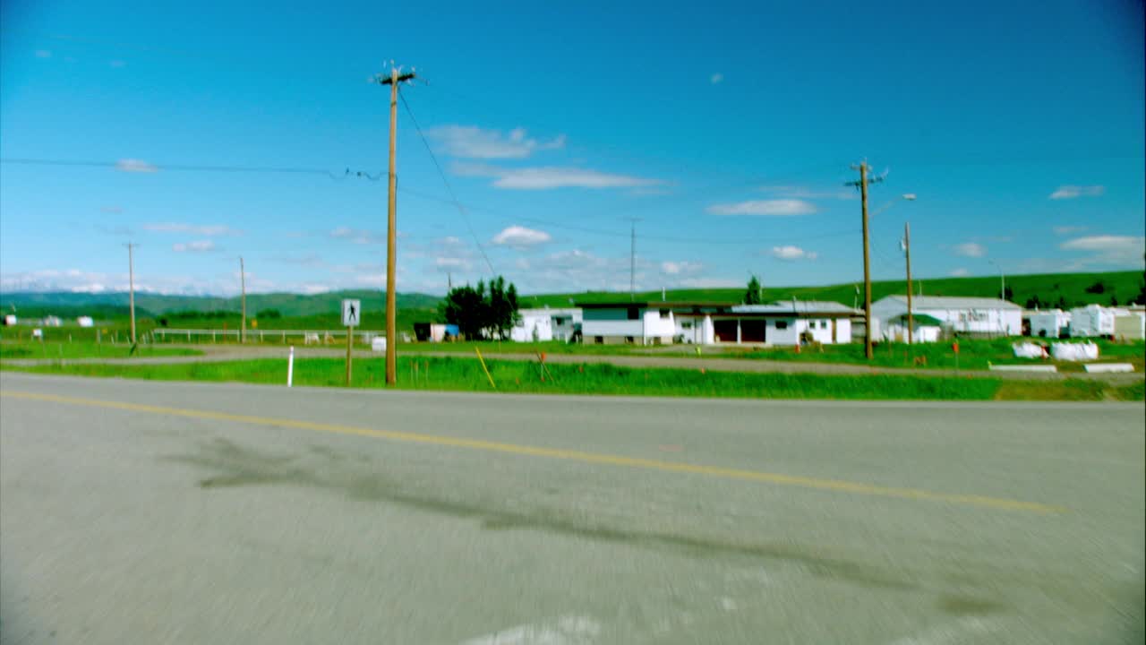 广角驾驶向前草地，牧场或田野。农村或农村地区山。高速公路。视频素材