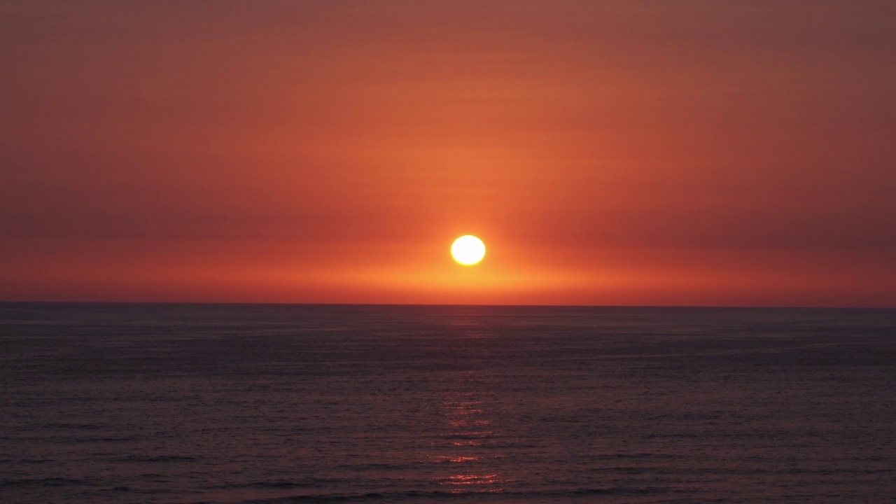 美丽的日落，明亮的圆太阳照耀在海滩上的海水上视频素材