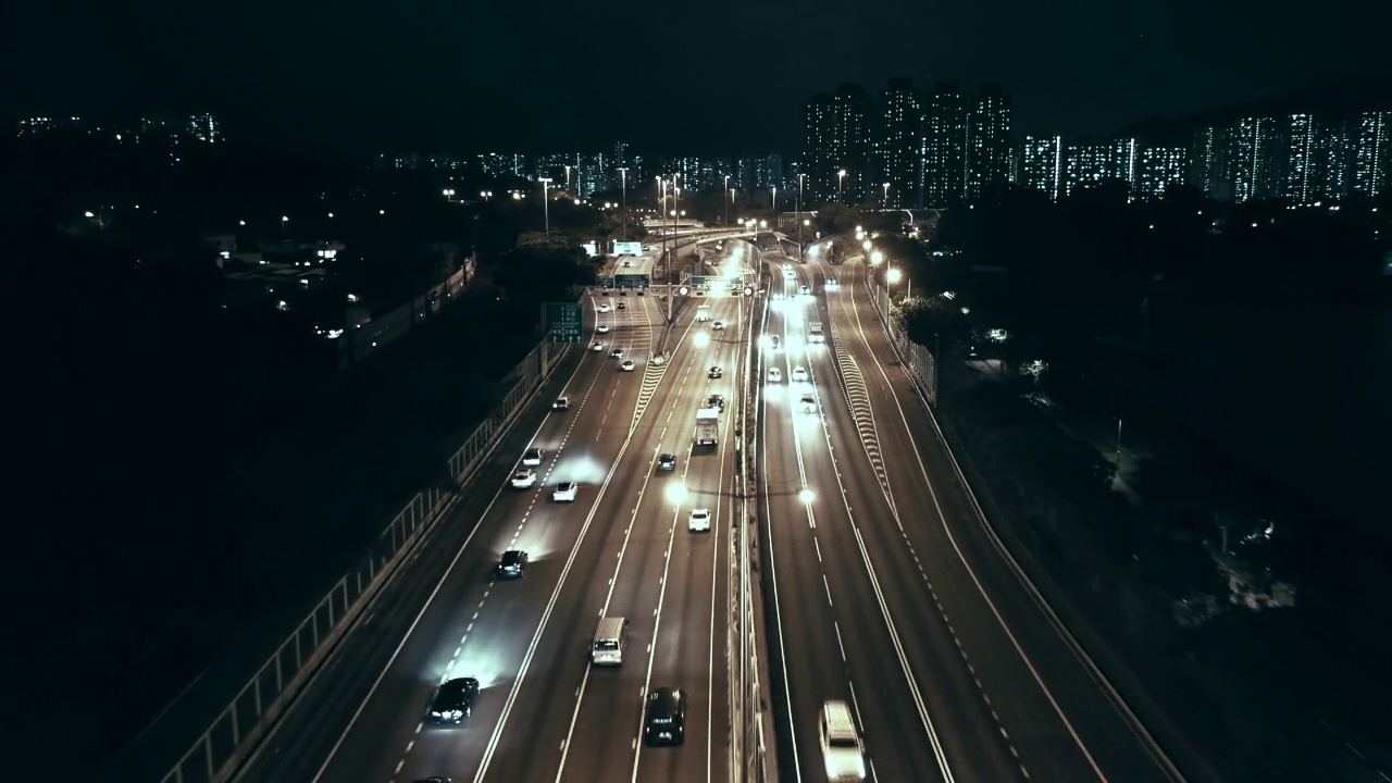 交通高峰期公路和城市交通的鸟瞰图视频素材