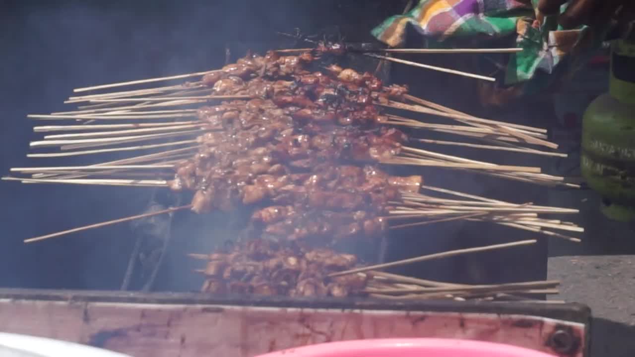 印尼烘焙满足。沙堤是一种传统的印尼食物，它与花生酱一起食用视频素材