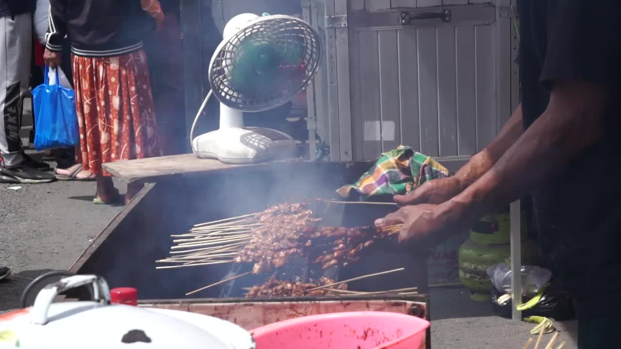 印尼烘焙满足。沙堤是一种传统的印尼食物，它与花生酱一起食用视频素材