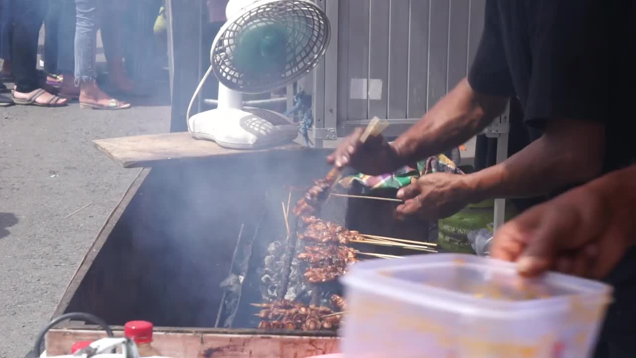 印尼烘焙满足。沙堤是一种传统的印尼食物，它与花生酱一起食用视频素材