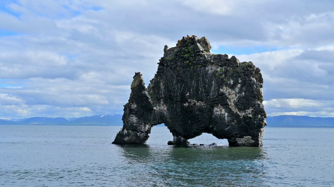 玄武岩，Hvítserkur, Vatnsnes半岛，Nordurland veststra，冰岛北部地区视频素材