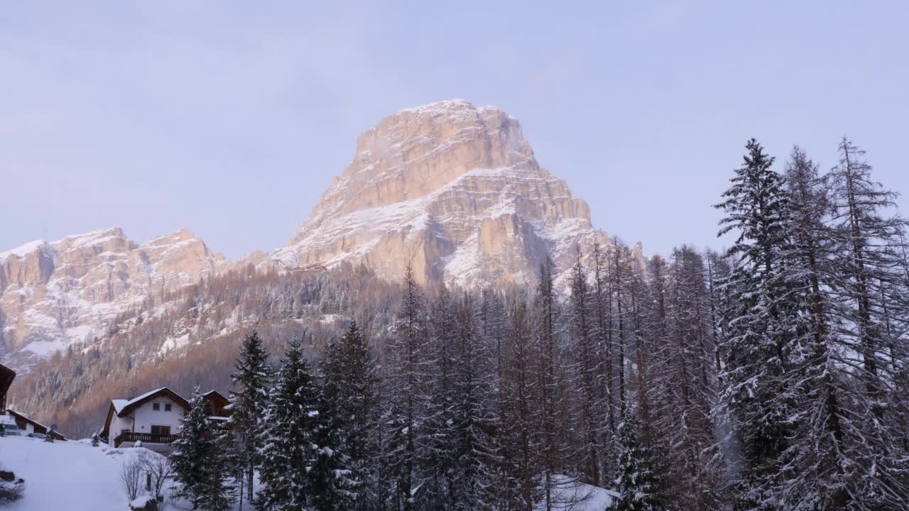 在意大利白云石阿尔卑斯山脉的红色山顶，在一场慢动作降雪视频素材