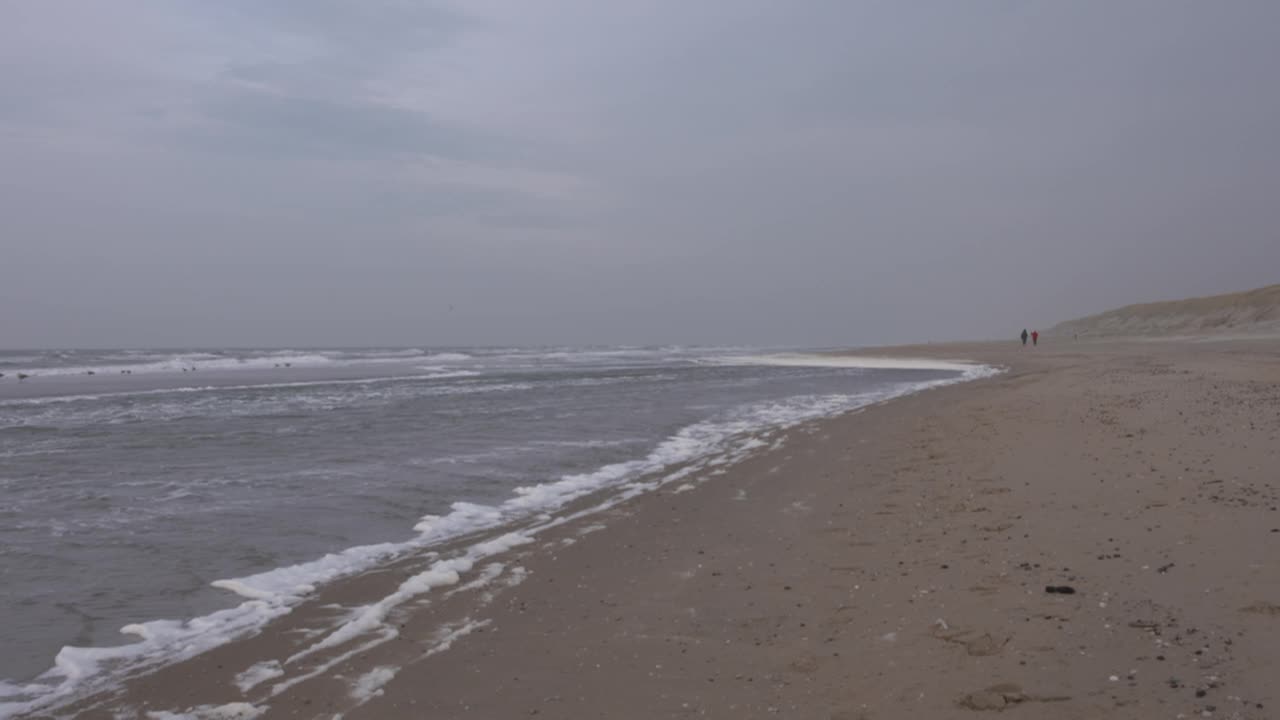 在海滩上一个安静的日子，退潮了视频素材