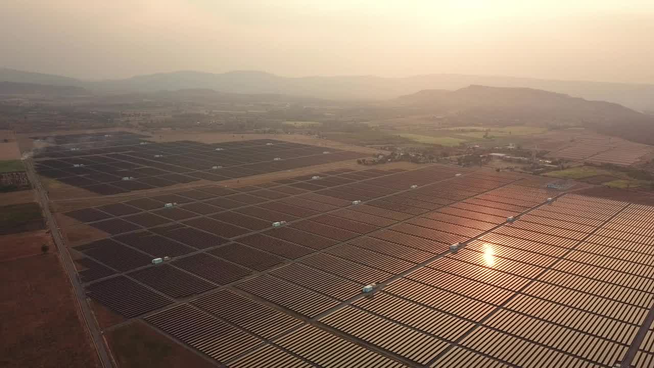 空中拍摄的太阳能电池板农场与阳光替代能源视频素材