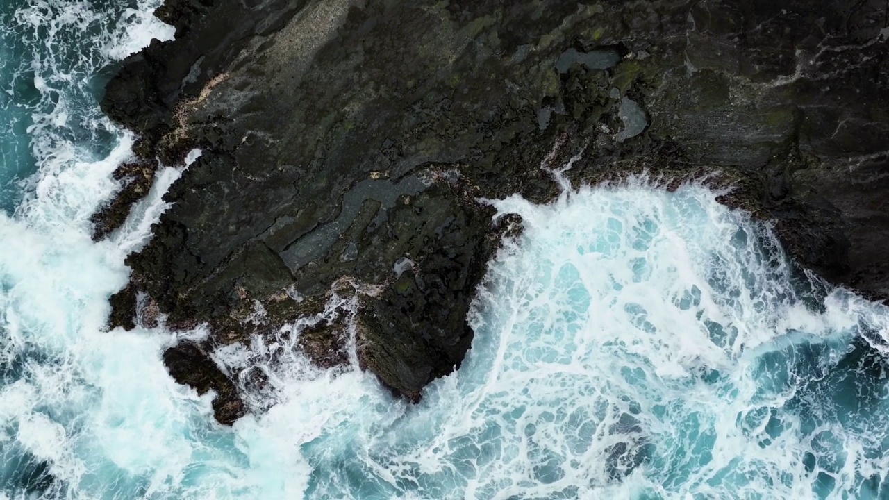 无人机观看海浪和岩石股票视频视频素材