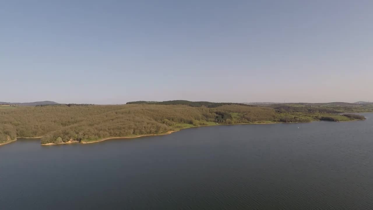 鸟瞰湖泊和森林视频素材