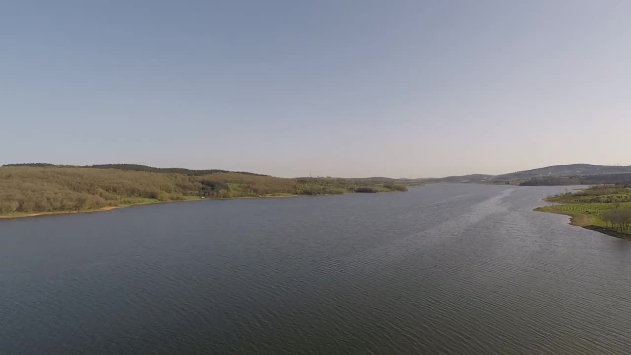 空中碧蓝的湖水和天空，倾斜着视频素材