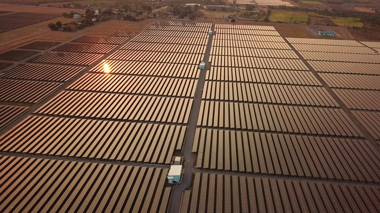 空中拍摄的太阳能电池板农场与阳光替代能源视频素材