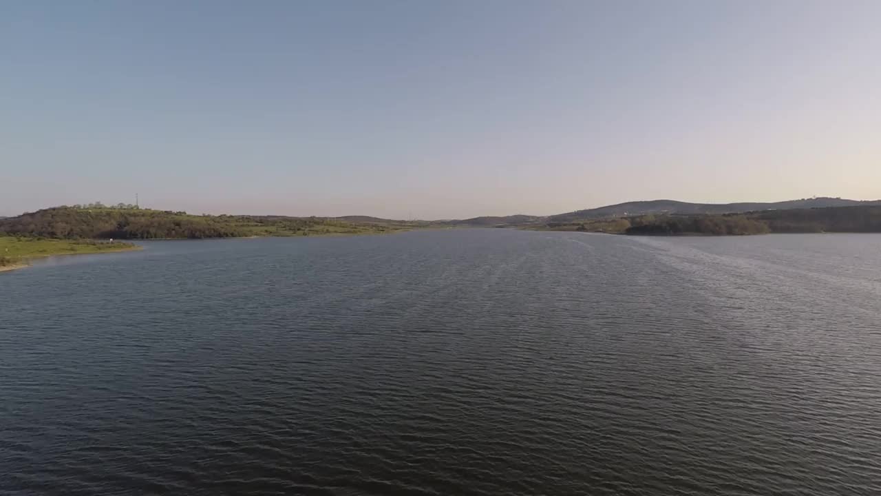 蓝色的湖水和天空视频素材