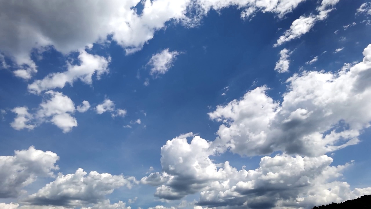 云在傍晚蓝色的夏天天空天气时间推移视频希腊视频下载
