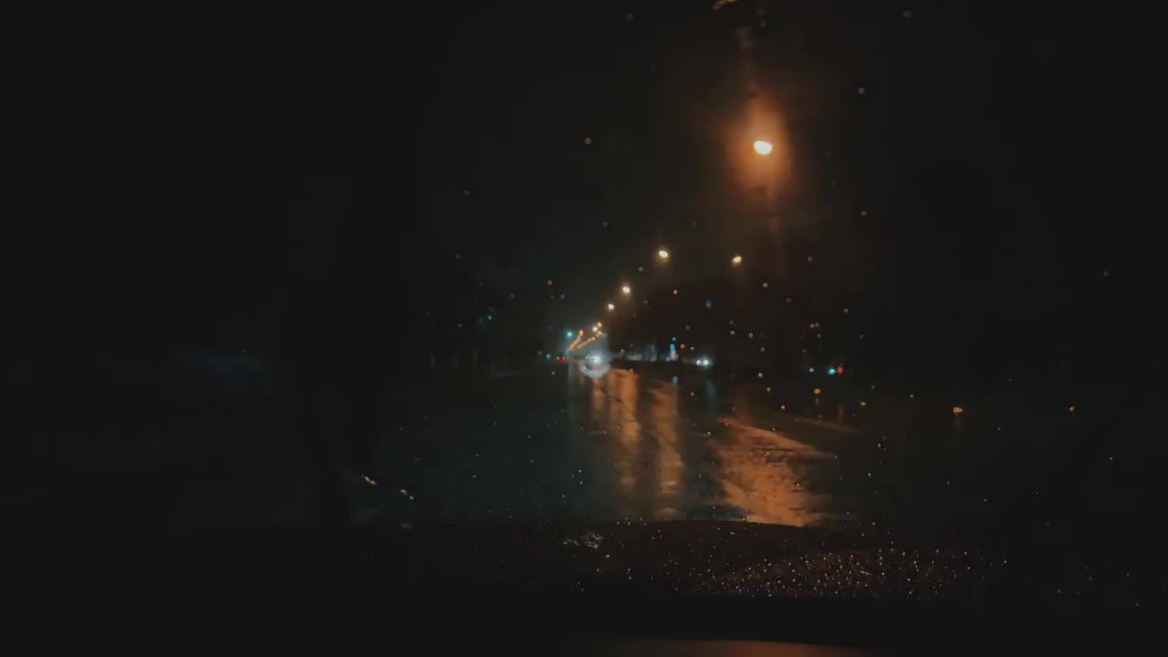 雨夜透过汽车挡风玻璃视频下载