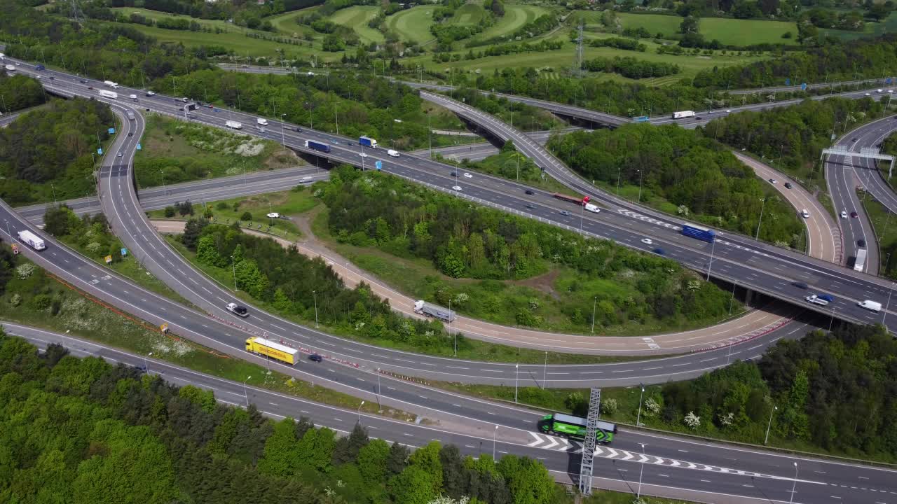 M25和M11高速公路交界处的鸟瞰图。伦敦东北。视频素材