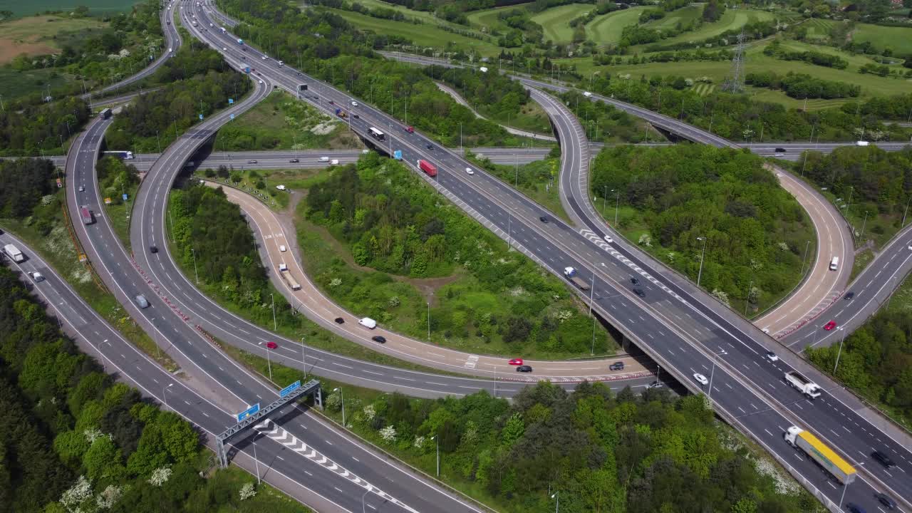 M25和M11高速公路交界处的鸟瞰图。伦敦东北。视频素材