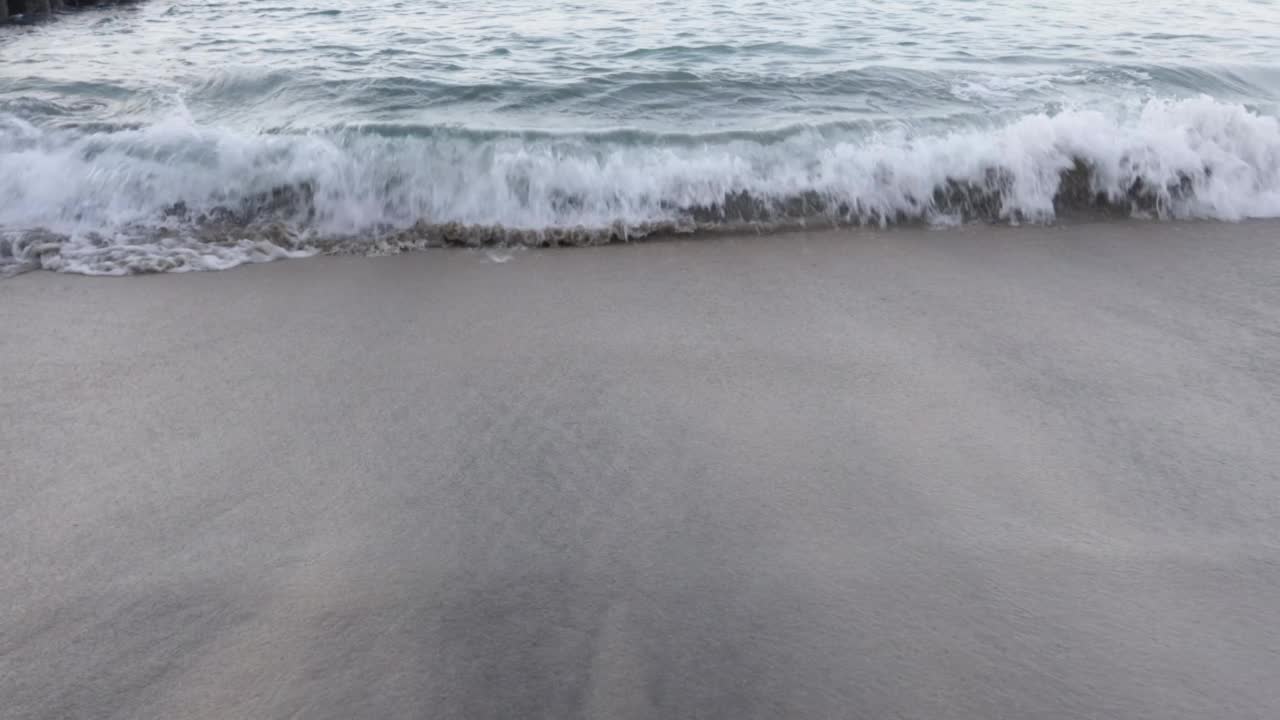 热带海滩上的海浪。暑假的概念视频素材