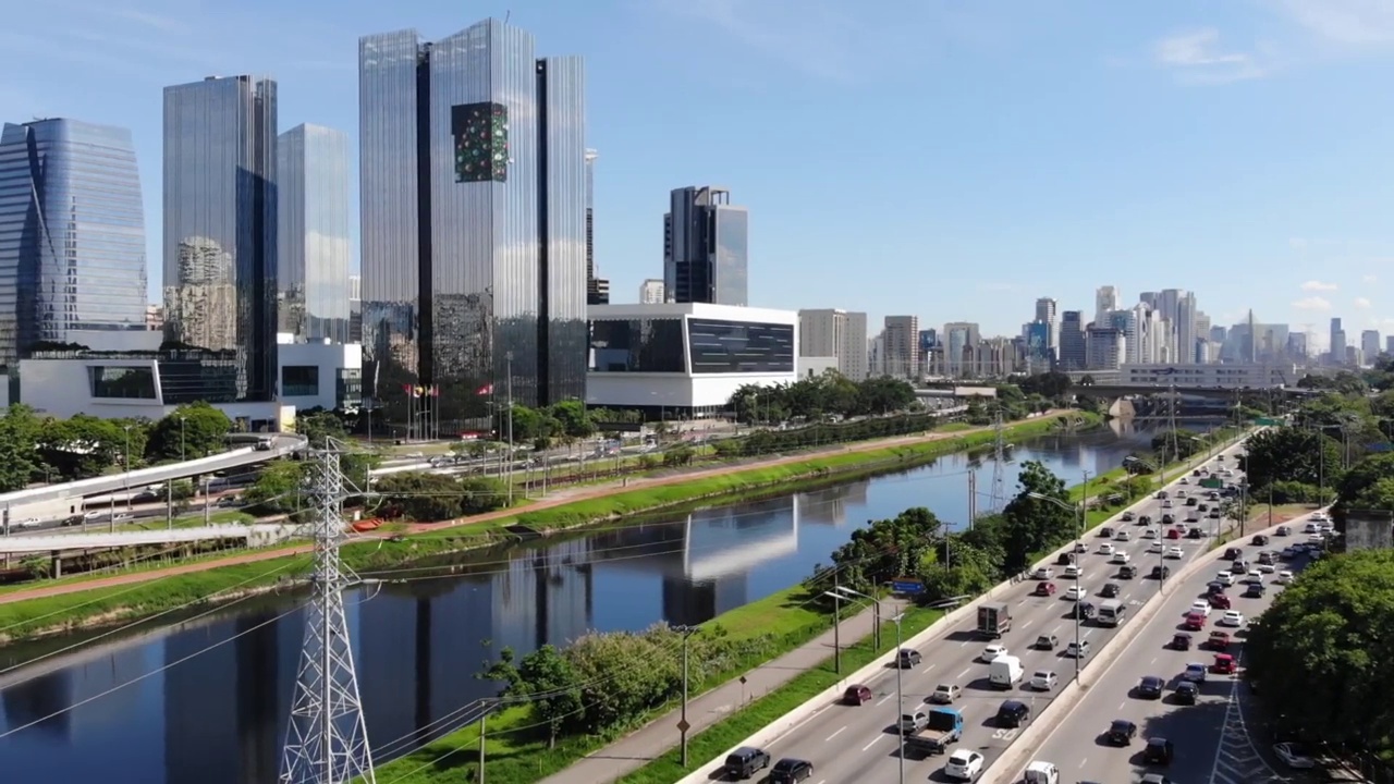 有河流、高速公路和高楼大厦的大城市鸟瞰图(São Paulo，巴西)视频素材