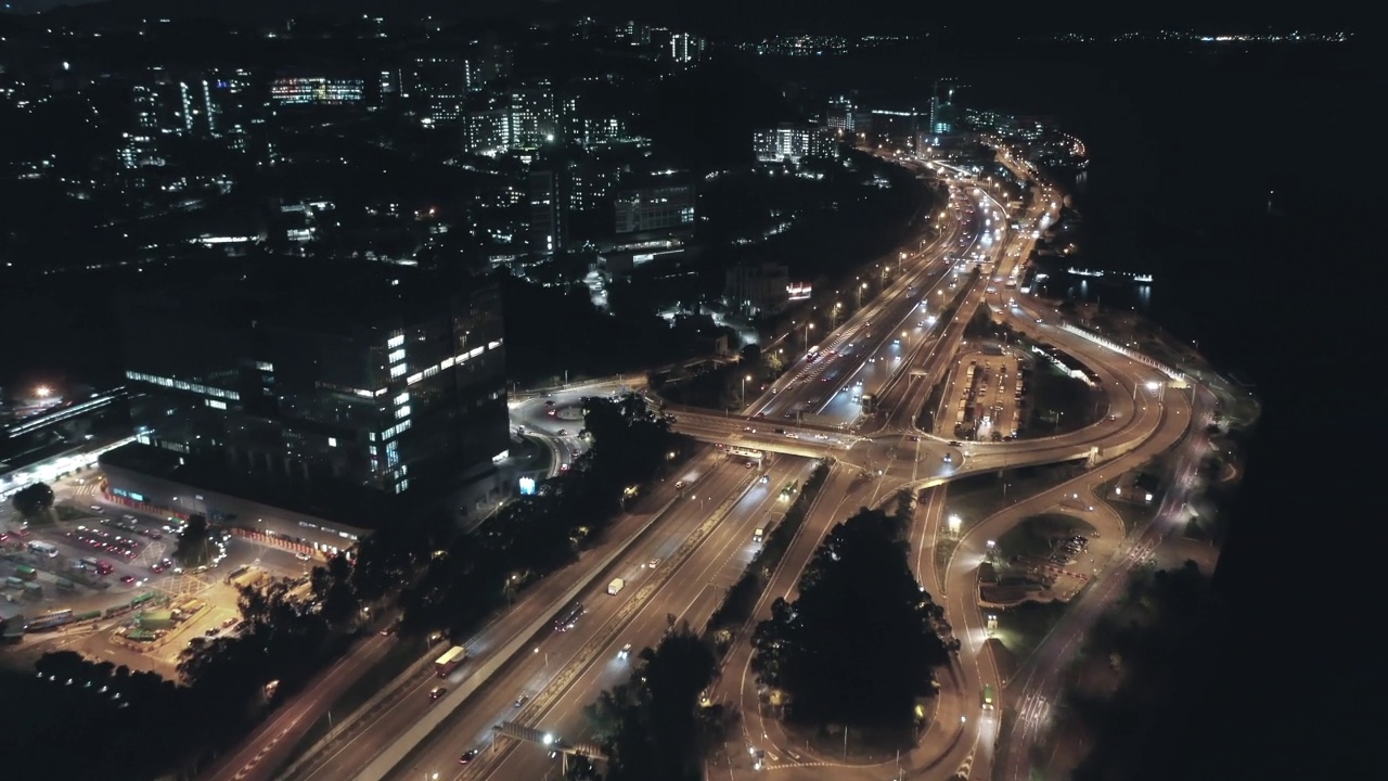 交通高峰期公路和城市交通的鸟瞰图视频素材