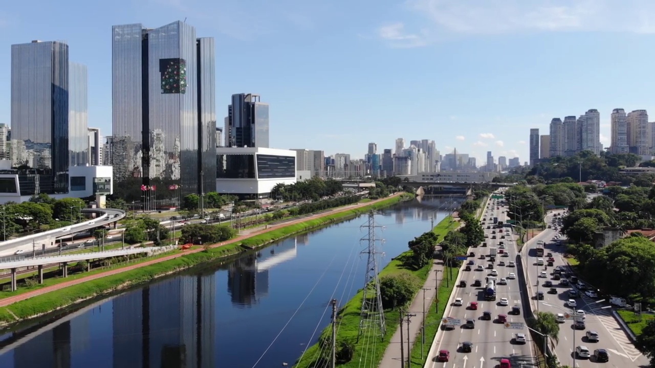 有河流、高速公路和高楼大厦的大城市鸟瞰图(São Paulo，巴西)视频素材