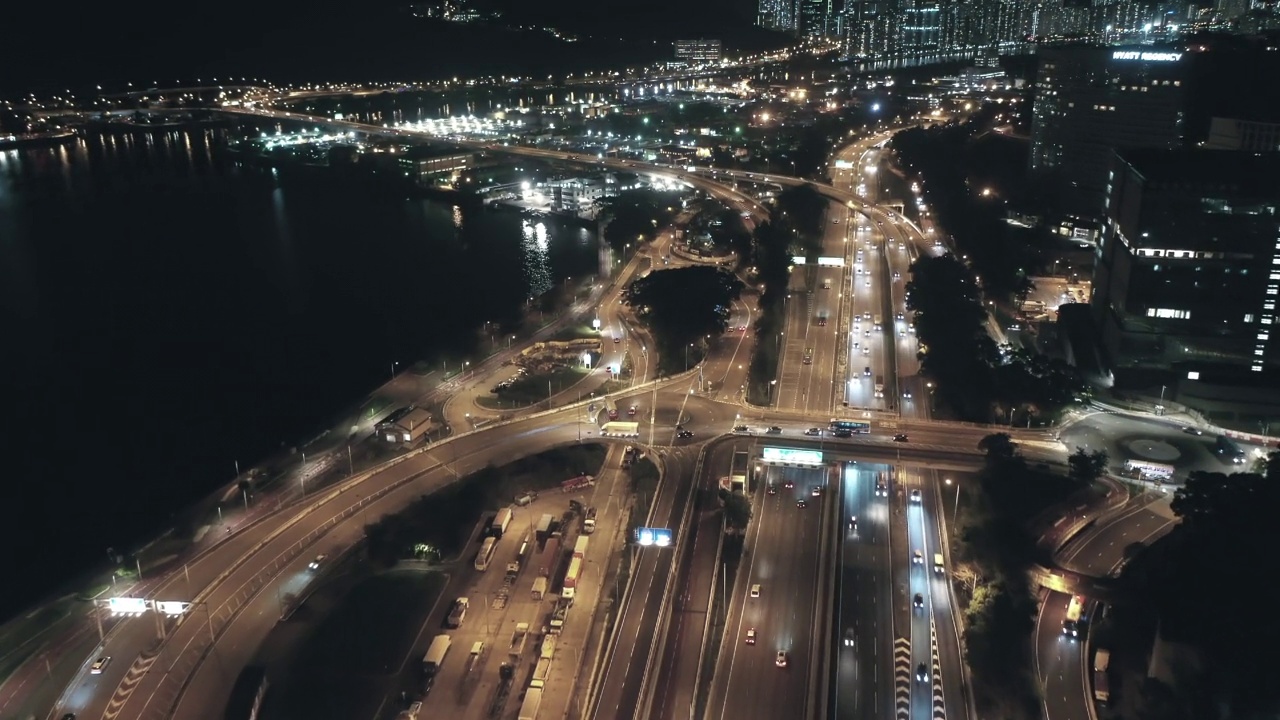 交通高峰期公路和城市交通的鸟瞰图视频素材