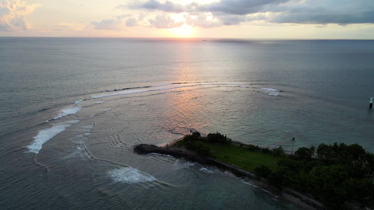 龙目岛圣吉吉海滩日落美景航拍视频素材