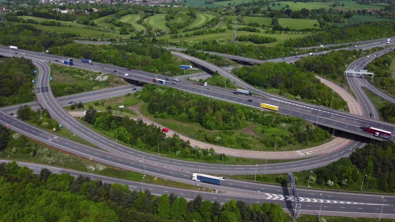 M25和M11高速公路交界处的鸟瞰图。伦敦东北。视频素材