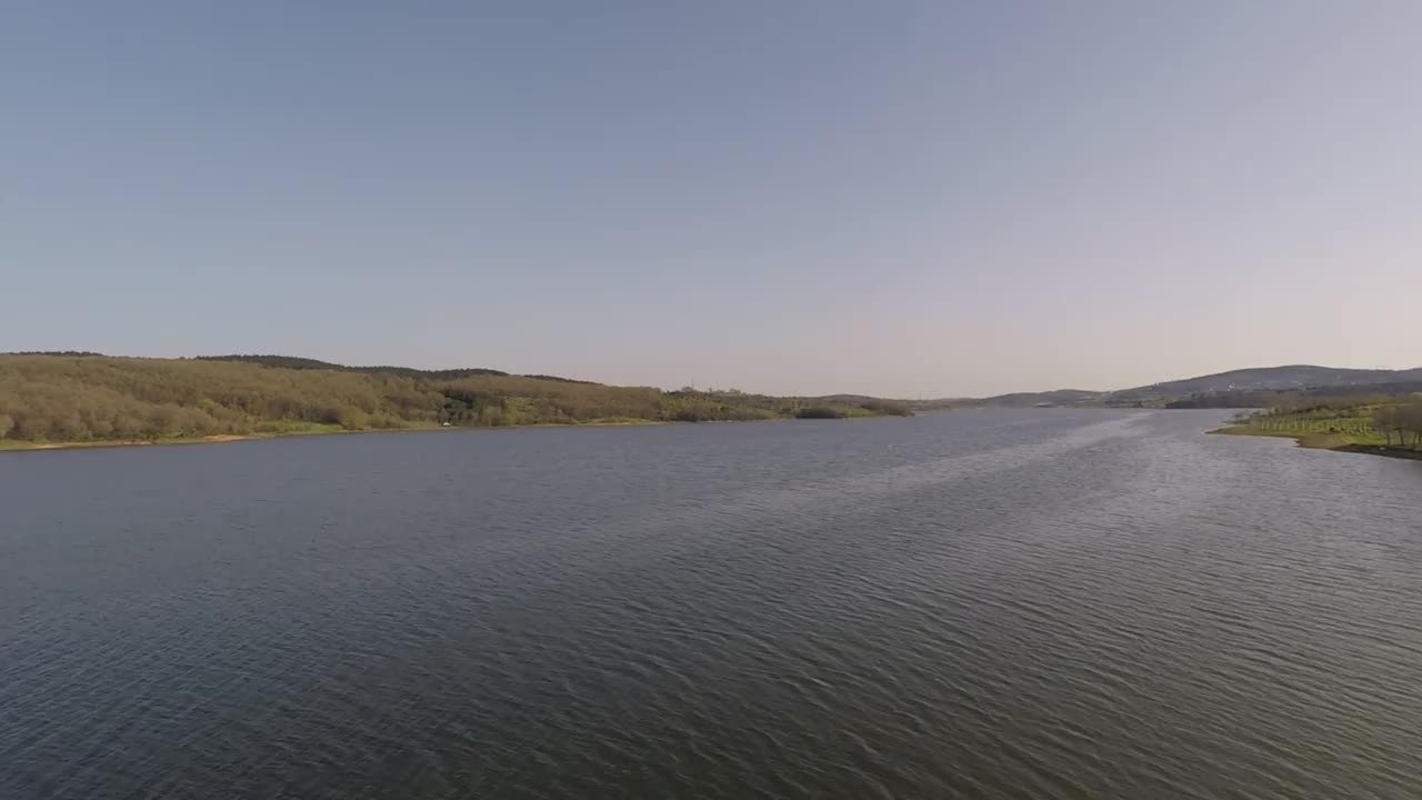 空中湛蓝的湖水和天空，地平线视频素材