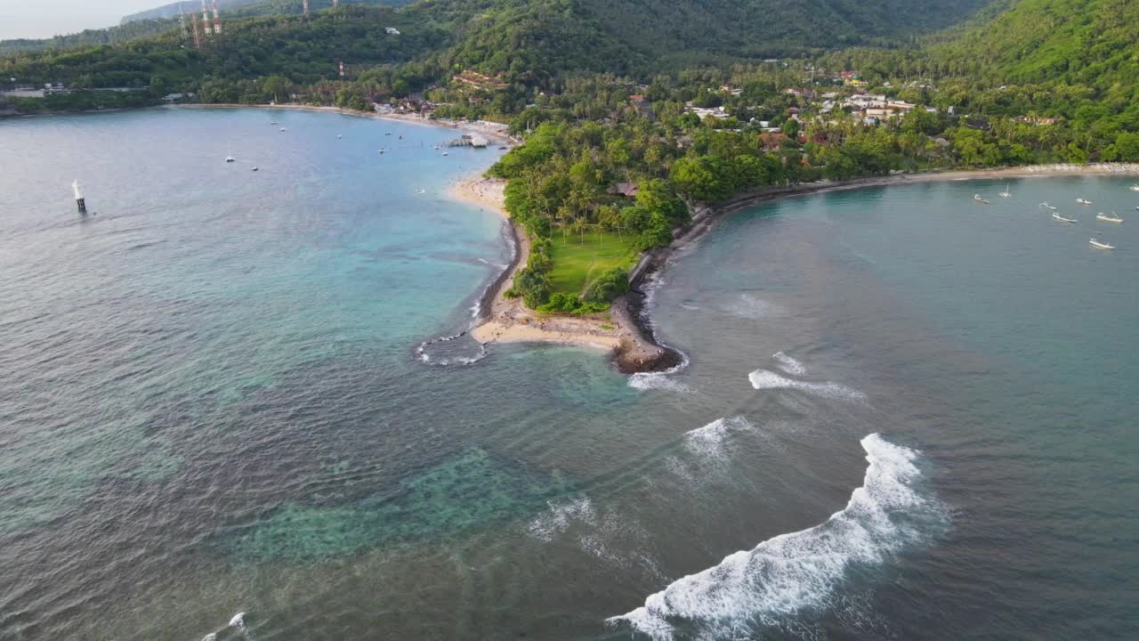 空中拍摄的龙目岛圣吉吉海滩，热带白沙滩视频素材