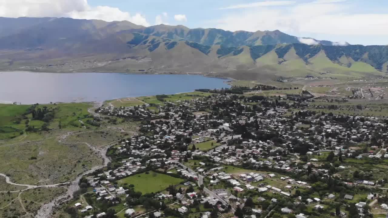 山谷中被山脊和村庄包围的山湖全景鸟瞰图视频素材