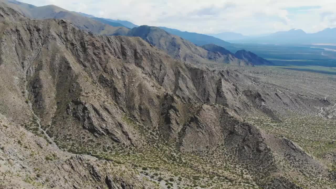 无人机拍摄的安第斯山脉山脊和山谷在阿根廷的鸟瞰图视频素材