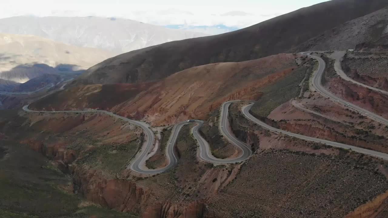 鸟瞰山坡上弯弯曲曲的山路视频素材