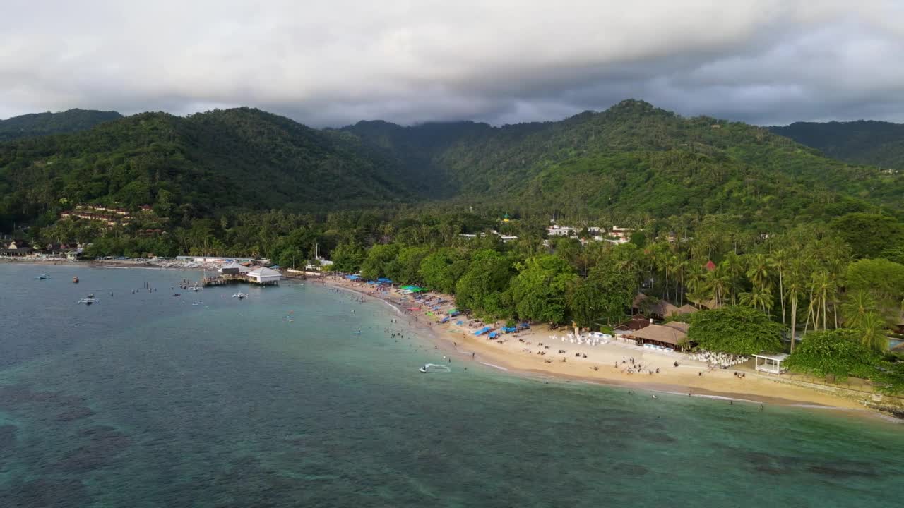 空中拍摄的龙目岛圣吉吉海滩，热带白沙滩视频素材