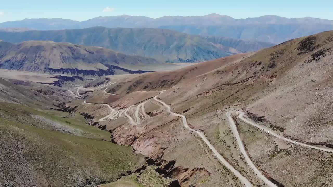 山腰上蜿蜒曲折的山路鸟瞰图视频素材