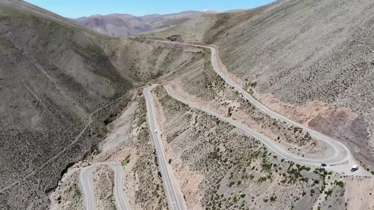 在群山之间的马鞍上有许多急转弯的道路的鸟瞰图视频素材