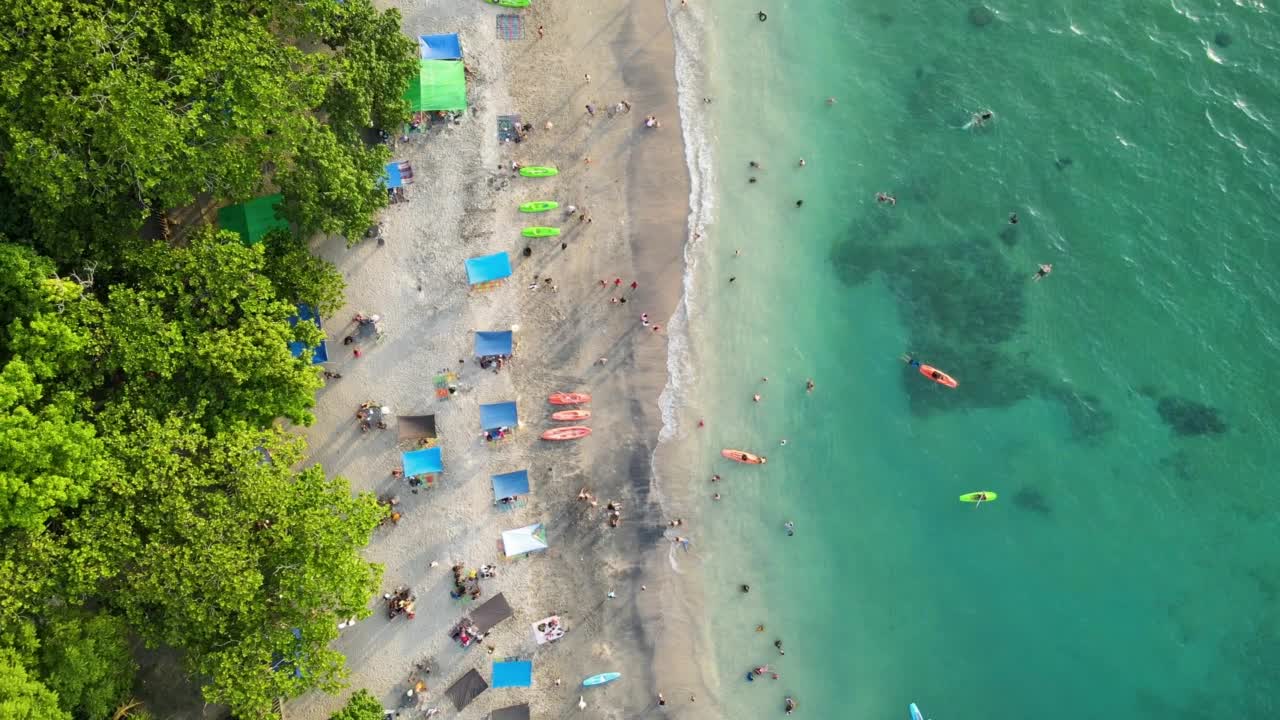 空中拍摄的龙目岛圣吉吉海滩，热带白沙滩视频素材