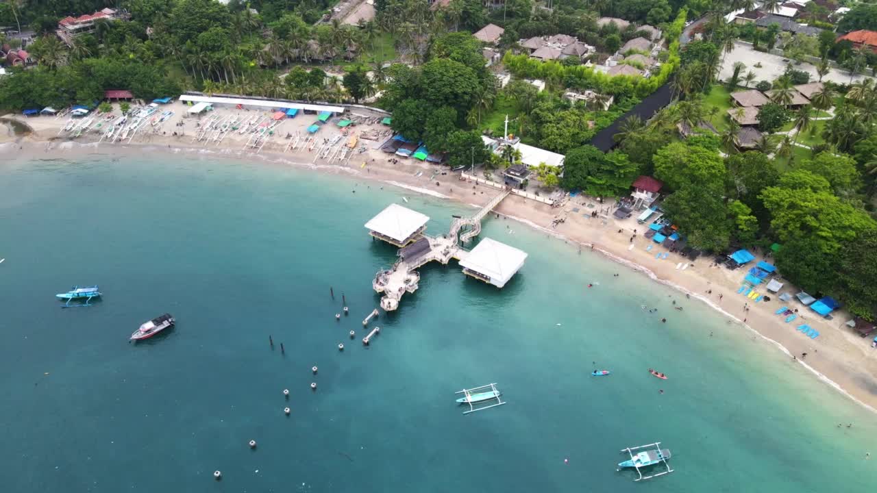 空中拍摄的龙目岛圣吉吉海滩，热带白沙滩视频素材