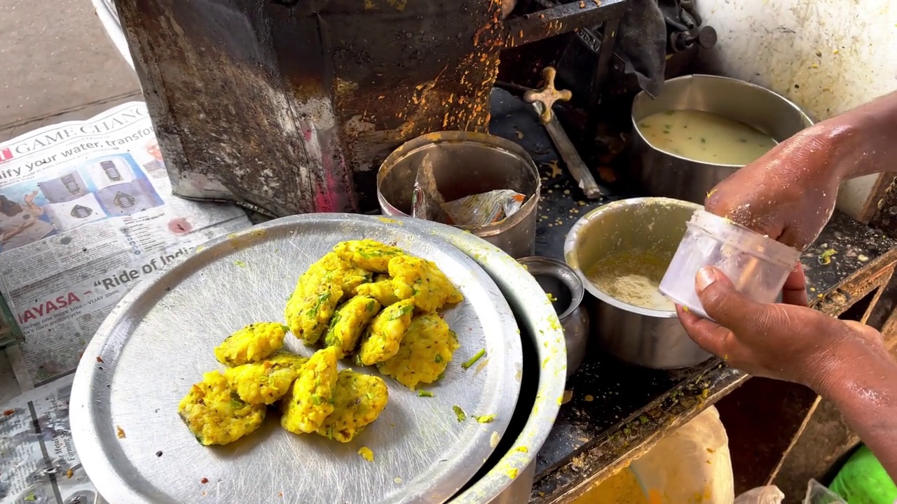 著名的孟买Vada Pav由街头小贩新鲜准备视频素材