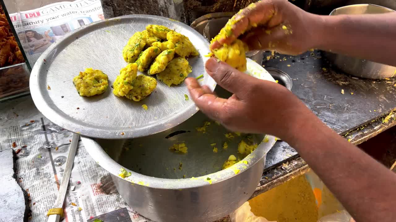 著名的孟买Vada Pav由街头小贩新鲜准备视频素材