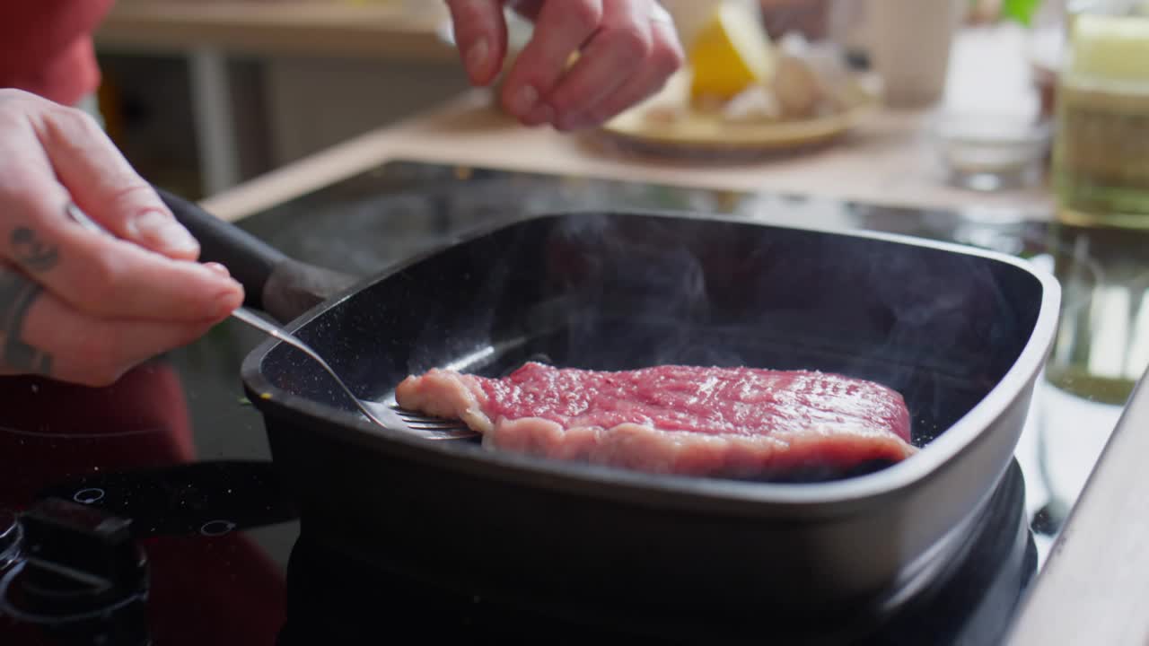 在烤盘上煎牛排视频素材