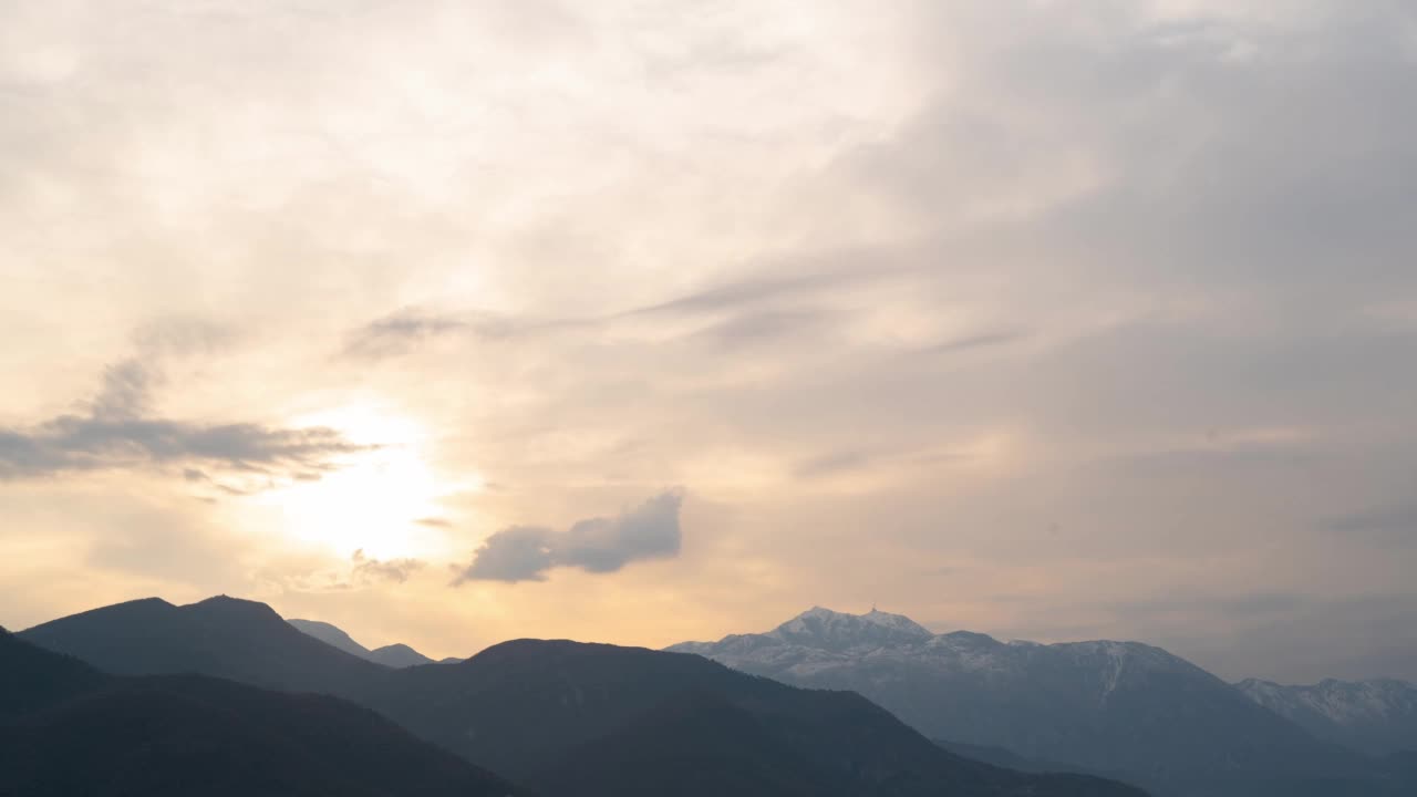 山顶上美丽日出的时间流逝。阳光透过云层照射进来视频素材