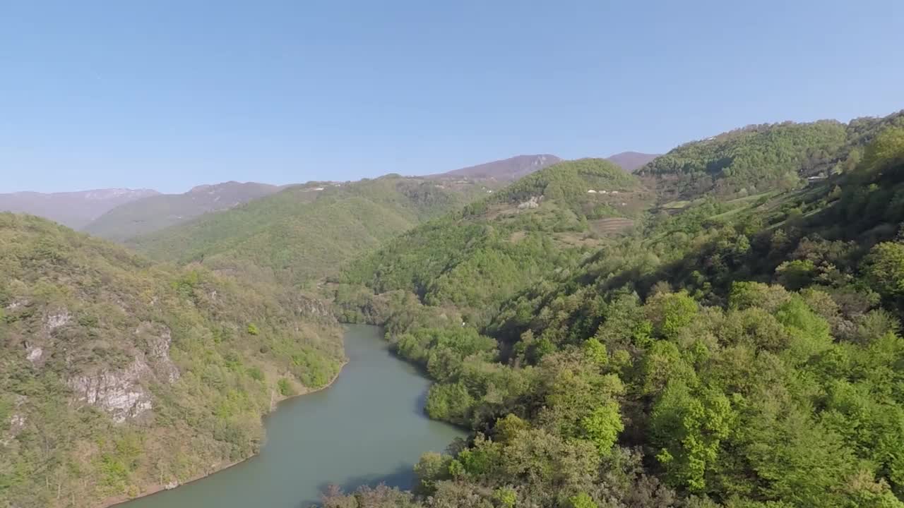 空中山景和湖景视频素材