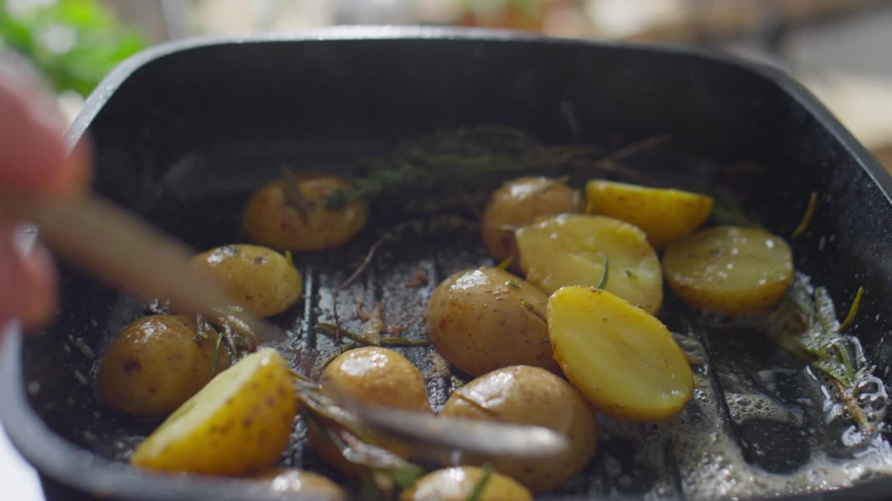 烹饪时给土豆涂黄油视频素材