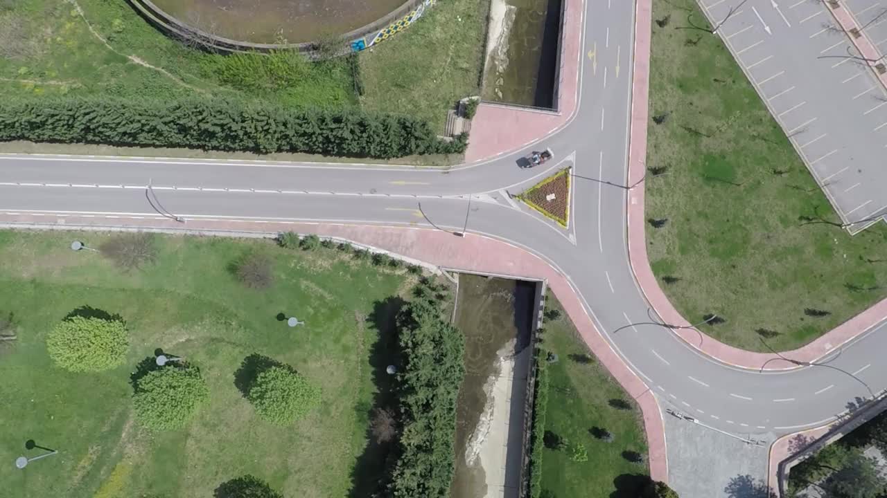 架空道路交汇处和车辆视频素材