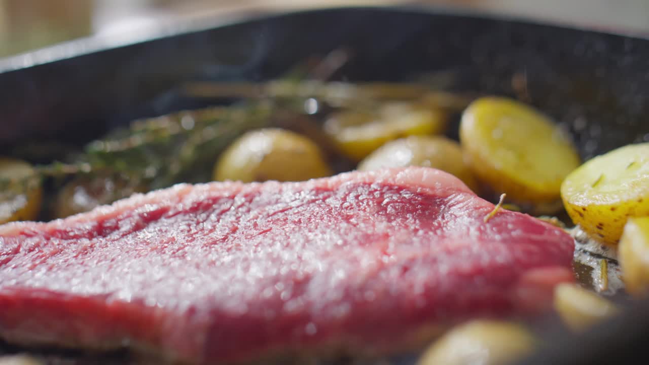 用煎锅煮牛排和土豆视频素材