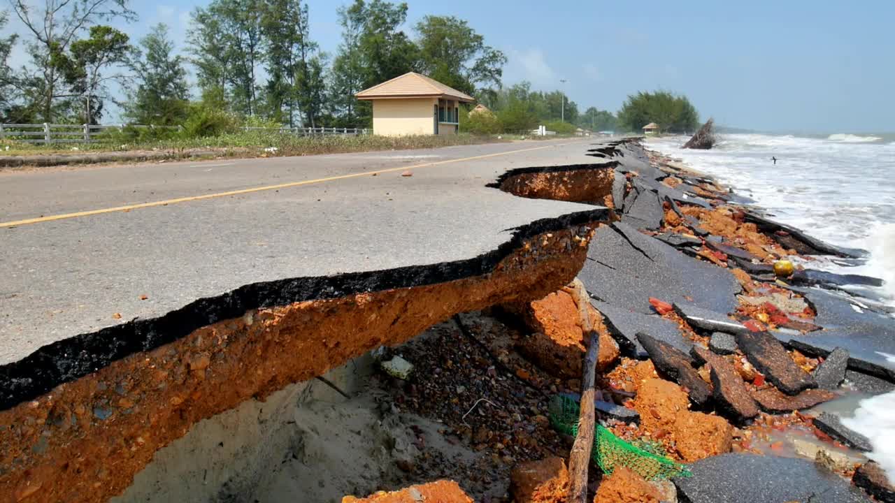 道路被海水侵蚀过程破坏视频素材