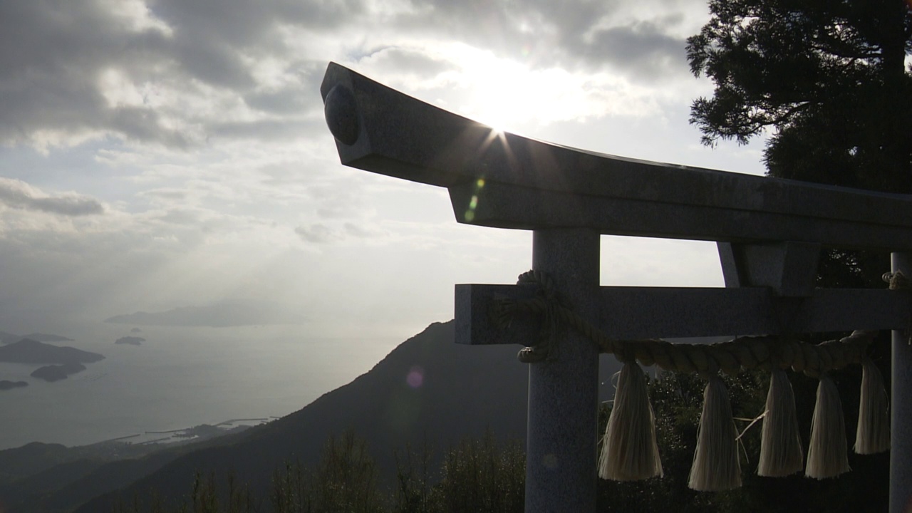 神社门和海，熊本，日本视频素材