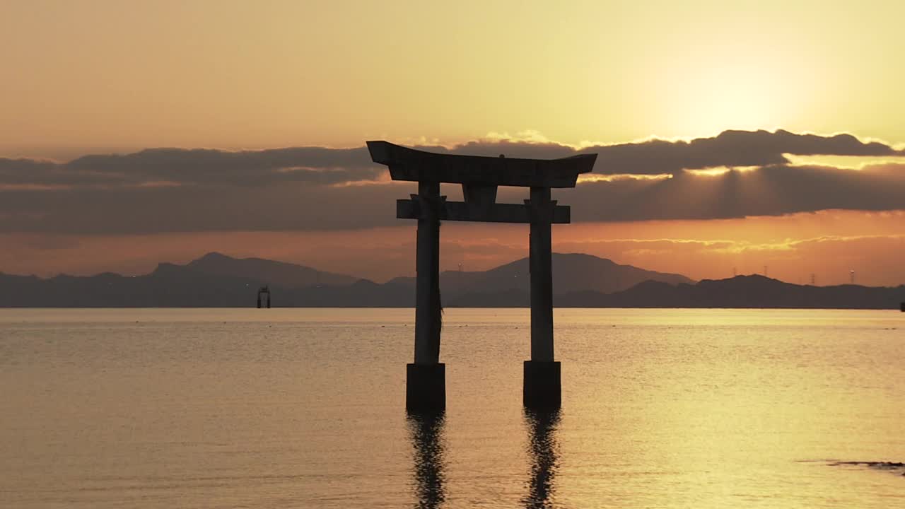 鸟居海上和落日，熊本，日本视频素材