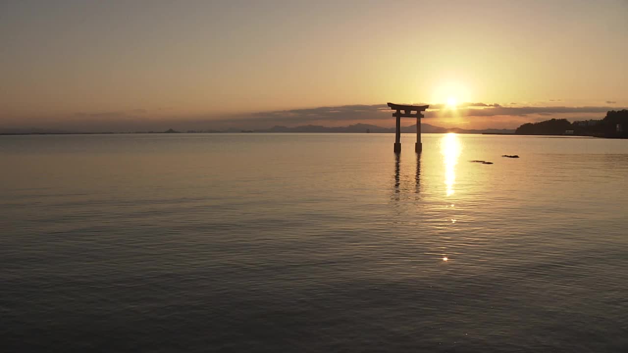 鸟居海上和落日，熊本，日本视频素材